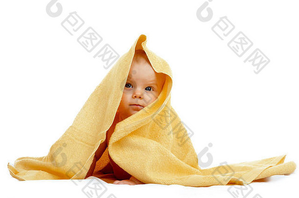 穿黄毛巾的婴儿