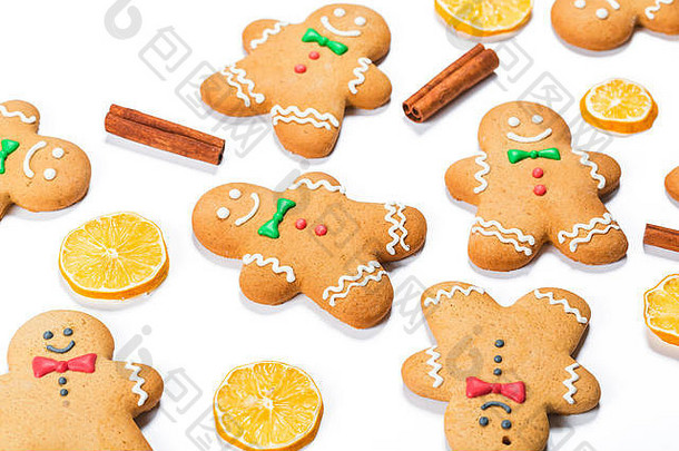 圣诞姜饼<strong>男士</strong>，白色背景，柠檬和肉桂条。<strong>冬季</strong>和新年假期的象征。