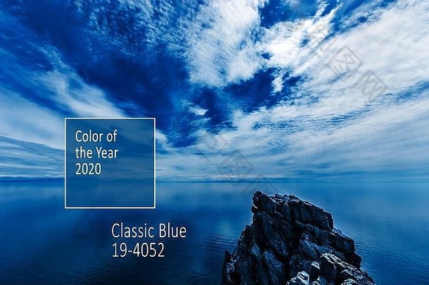 2020年度最佳颜色经典蓝色Pantone。美丽的贝加尔湖海景和令人难以置信的云彩天空。云彩飘向地平线。