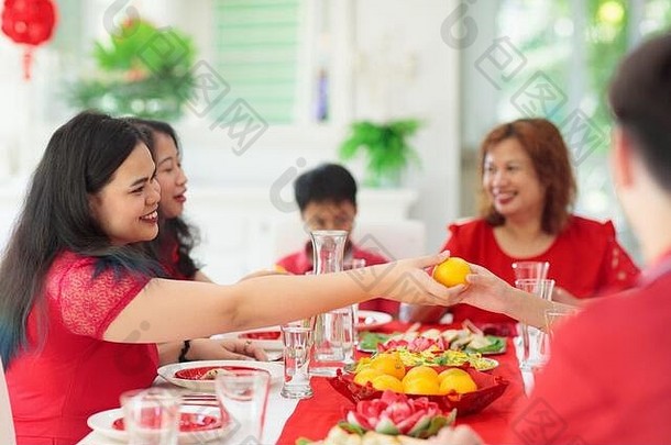 中国新年庆祝活动。一家人在庆祝寒假。中国的传统节日晚餐。父母、祖父母和孩子们吃喝和给予