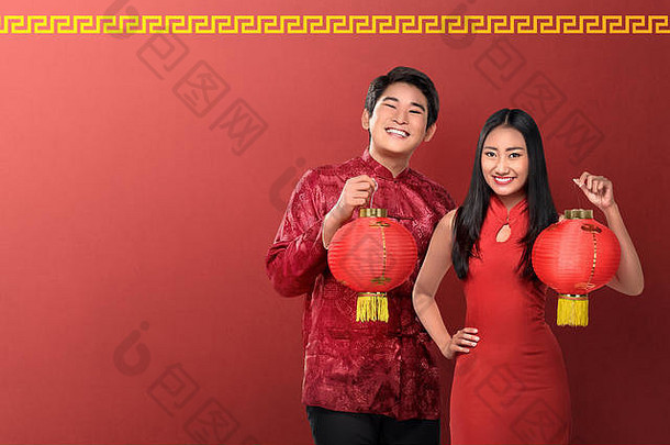 美丽的中国人夫妇持有红色的灯笼红色的背景快乐中国人一年