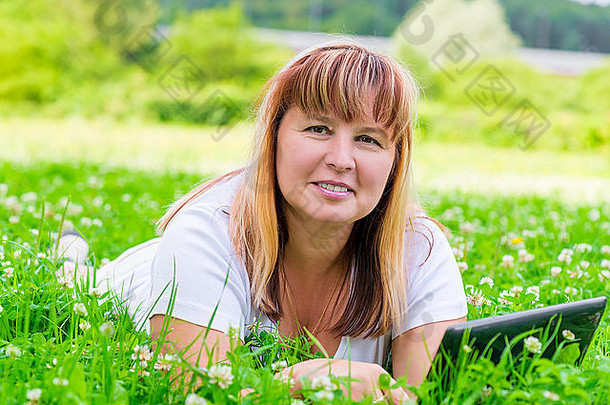 绿草如茵的女人与鲜花横放的画面
