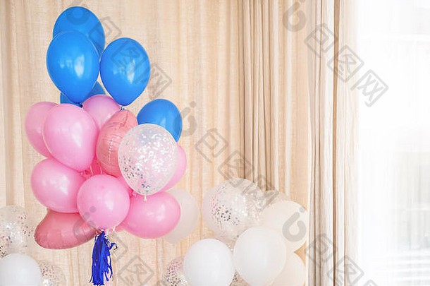 粉红色的蓝色的白色充气气球装饰生日聚会，派对