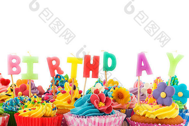 色彩斑斓的生日纸杯蛋糕蜡烛孤立的白色背景