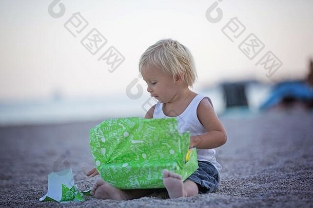 甜蜜的男孩庆祝海滩生日车主题蛋糕装饰夏季