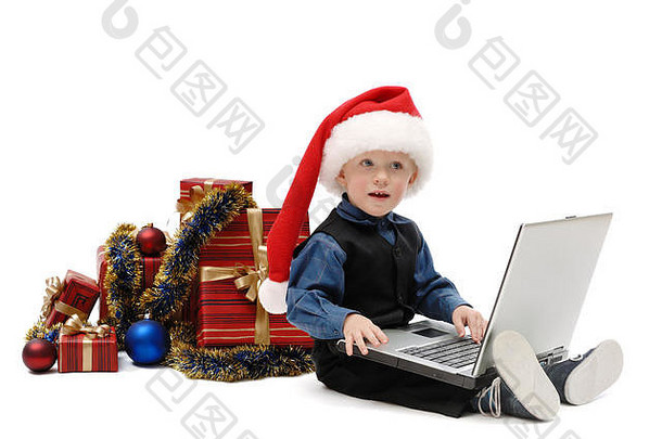 戴着圣诞老人帽的小男孩，带着<strong>笔记本</strong>电脑和白色背景的圣诞礼物，与世隔绝