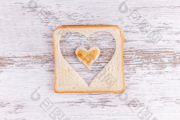 烤面包心，成长爱情感的概念，情人节快乐