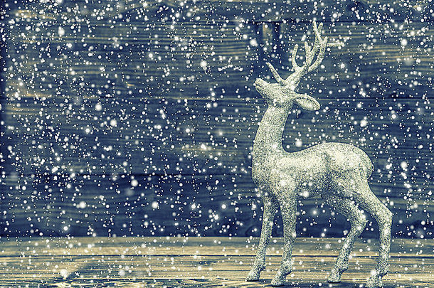 圣诞鹿。木质背景上的复古风格装饰。带有落雪效果的复古风格色调图片