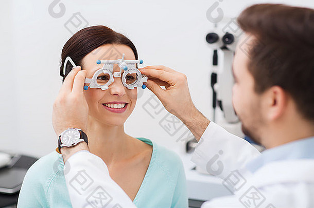 带试镜架的眼镜商和诊所的患者
