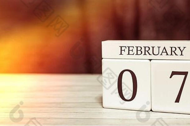 日历提醒事件概念。2月7日阳光明媚，木块上有数字和月份。