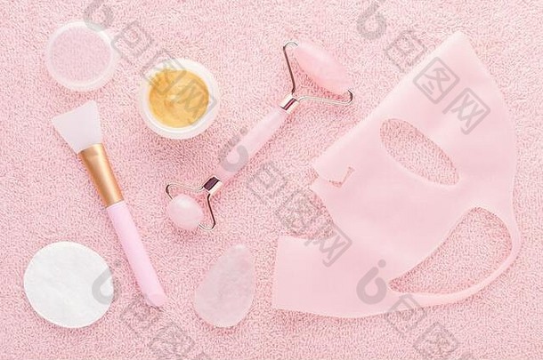 金面部奶油面具刷玉辊硅胶美面具粉红色的背景