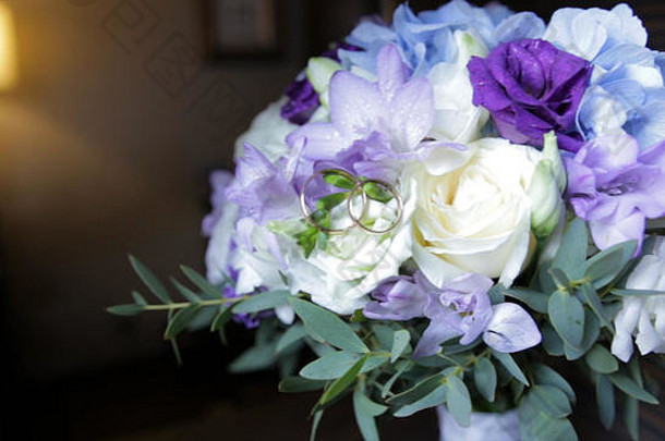 婚礼、生日或情人节的完美玫瑰芳香。<strong>黑色</strong>旧木背景，俯视图。黑木头上新娘的花束。蓝色、白色和粉色的玫瑰