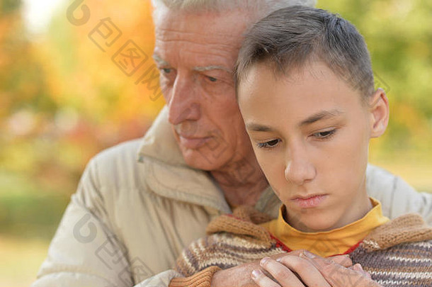 悲伤的祖父和孙子