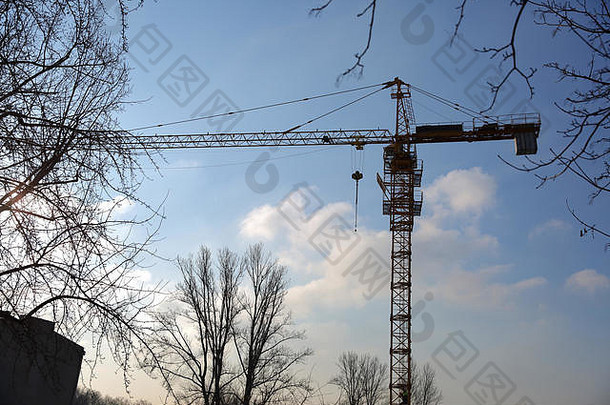 建筑起重机是高层建筑施工的基本工具。