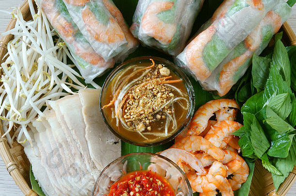 越南食物goicuon街食物卷美味的包装虾猪肉蔬菜好大米纸伴随酱汁