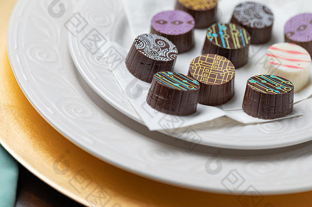 工匠精致的巧克力糖上碟。
