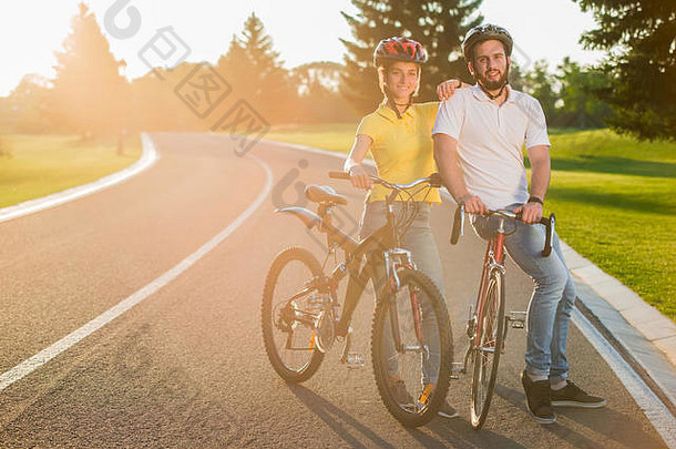 快乐快乐的夫妇<strong>自行车</strong>在户外