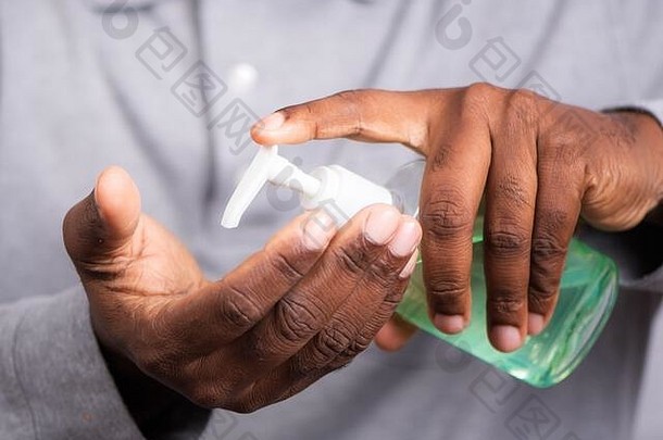 冠状病毒防护。双手使用洗手液凝胶泵分配器。杀灭细菌、细菌和病毒的健康理念。