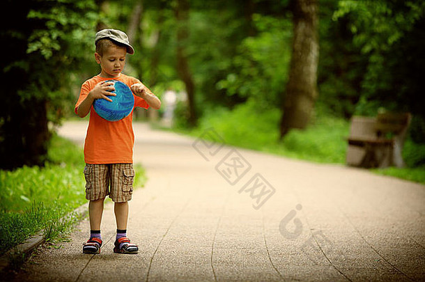 男孩在户外公园里玩球。健康休闲时间