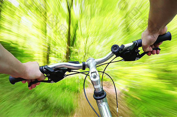 骑自行车快速穿过森林