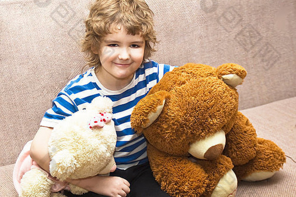 孩子男孩年欧洲坐着沙发<strong>玩具</strong>熊