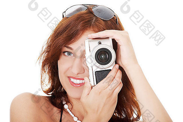 年轻的美丽的微笑女人持有微三分之二照片相机孤立的白色背景