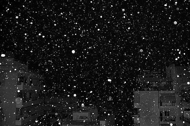 雪下降城市建筑晚上黑色的白色