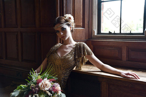 美丽的高加索人女人串珠长衣服提出了相机英语国家房子位置感觉伟大的盖茨比时代