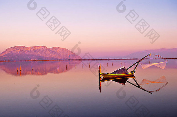 <strong>希腊</strong>梅索洛吉泻湖的传统木制渔船