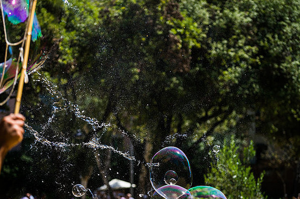 巴塞罗那的一个公园里，一个巨大的泡沫破裂了。