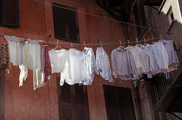洗好的衣服在意大利庭院晾干