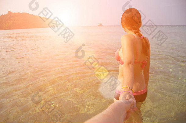 泰国海滩上穿着泳衣的年轻女子。暑假和自由的概念。情侣暑期旅游-女子抱着海豹漫步海滩