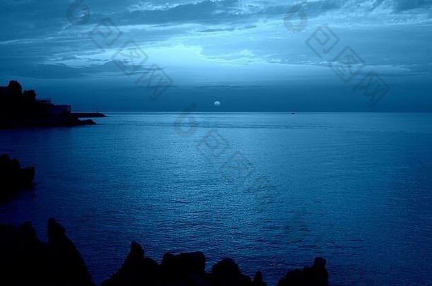 意大利西西里岛海岸附近海面上的日出。天然烤地蓝色调