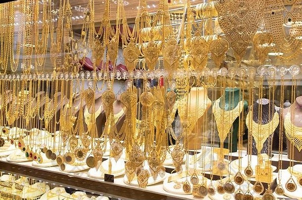 店前以各种方式设计的金项链和手镯。