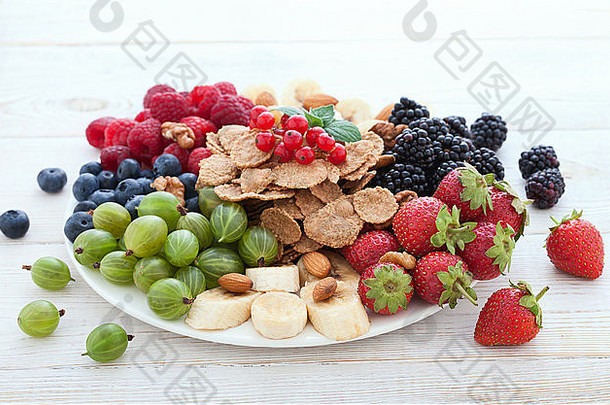 早餐-浆果、水果和<strong>白</strong>木棍