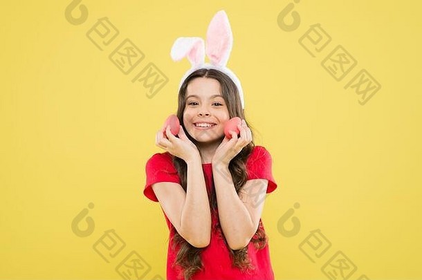 看那边。复活节<strong>春节</strong>快乐。健康快乐。童年幸福观。准备复活节了。小女孩戴着兔子耳朵。复活节快乐。复活节兔子庆祝<strong>活动</strong>。
