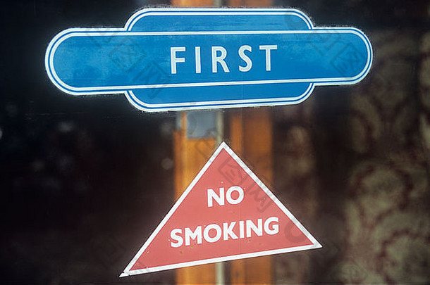 火车车厢窗户上的老式贴纸特写，上面写着“第一次吸烟”和“<strong>禁止吸烟</strong>”
