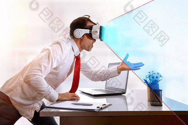 惊讶的商人用虚拟现实眼镜放在他的办公桌上，蓝色的视觉表现。水平构图。