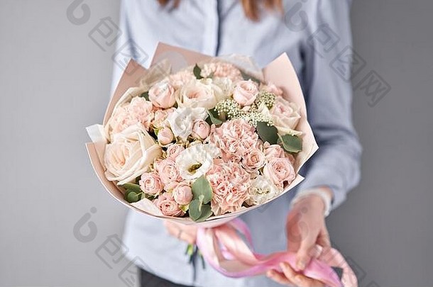 欧洲花店。美丽的花束在女人的手中。花店花匠的工作。送鲜切花。