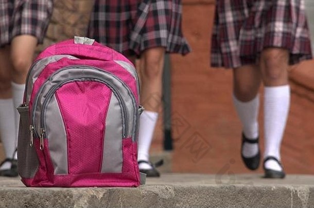 粉红色的学校背包女孩穿裙子