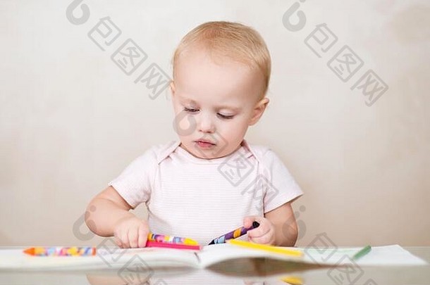 这孩子在画册里苦心经营地画画，特写