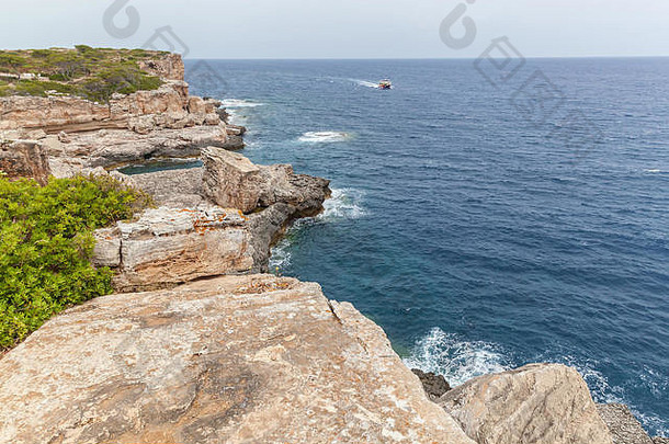 地中海景观。西班牙马略卡岛崎岖不平的岩石海岸线。