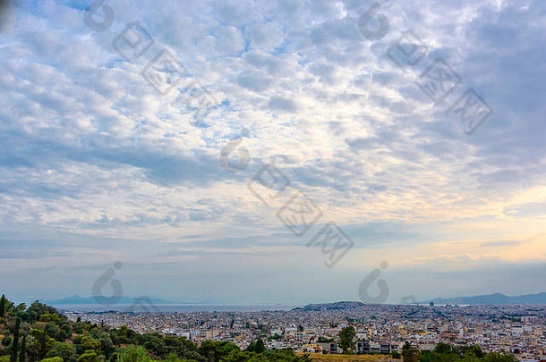 希腊雅典上空色彩鲜艳、云彩飘逸的壮观云景