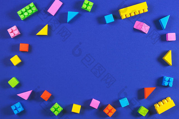 婴儿孩子玩具背景色彩斑斓的塑料建设块木多维数据集蓝色的背景