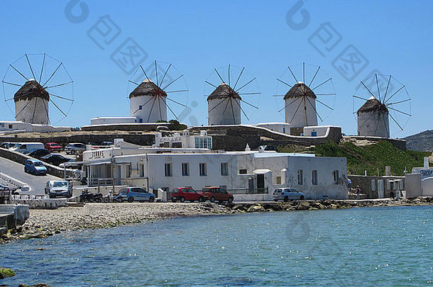 基克拉底群岛希腊岛上米科诺斯镇上方的风车