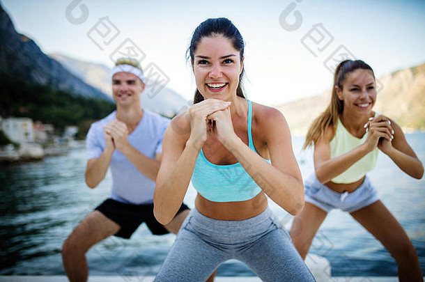 集团快乐朋友运动员锻炼伸展运动户外