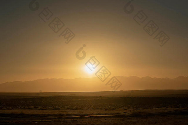 太阳从山上升起。贺兰山，内蒙古，中国。