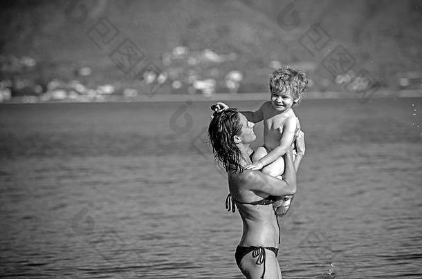 暑假和远洋旅行。母亲和儿子在水里游泳。加勒比海上的幸福家庭。马尔代夫或迈阿密海滩<strong>活动</strong>。<strong>母亲节</strong>