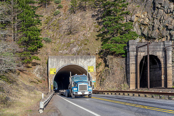 大钻井平台长拉蓝色的美国半卡车运输商业货物一步半预告片运行隧道狭窄的路