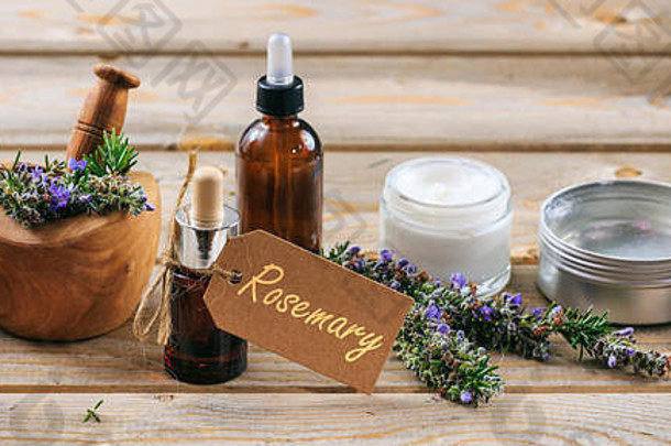 迷迭香芳香疗法至关重要的石油化妆品新鲜的盛开的嫩枝砂浆标签文本迷迭香横幅木表格背景